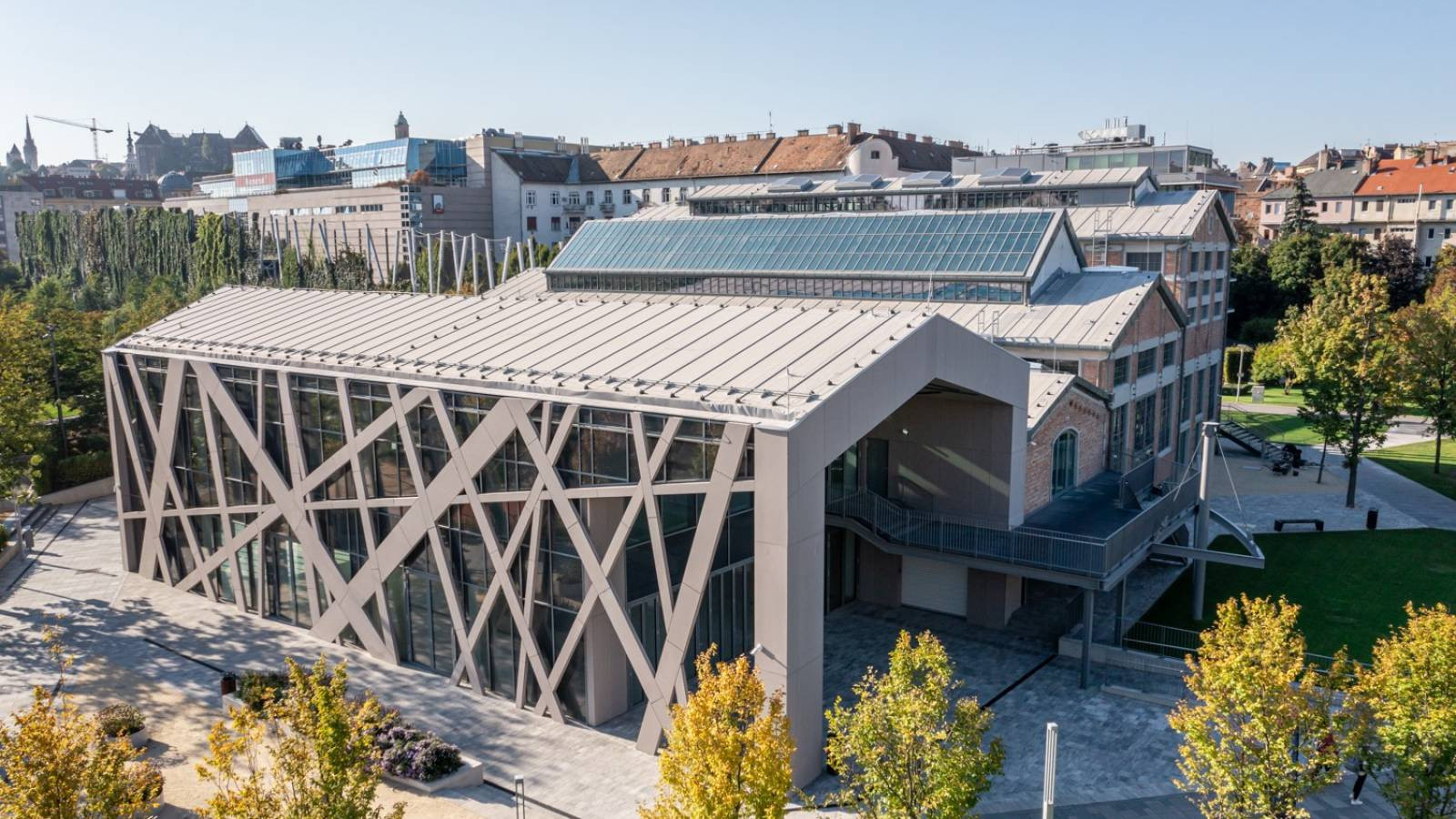 Átadták a Millenáris Fogadót